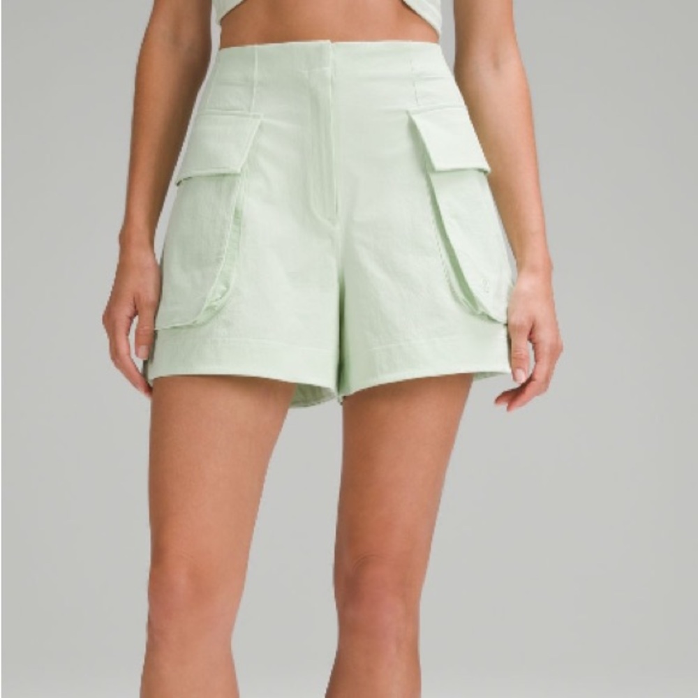 Lululemon Relaxed Fit Super High Rise Cargo Short 4”